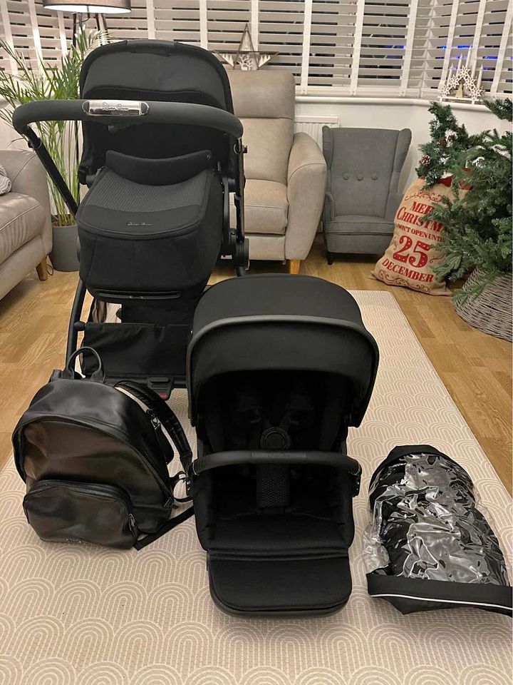 Silver Cross Dune with Compact Folding Carrycot and Fashion Pack - Space Black.